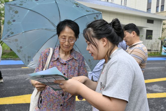 适老化改造也能很方便！TA们在家门口“沉浸式体验”→(图7)