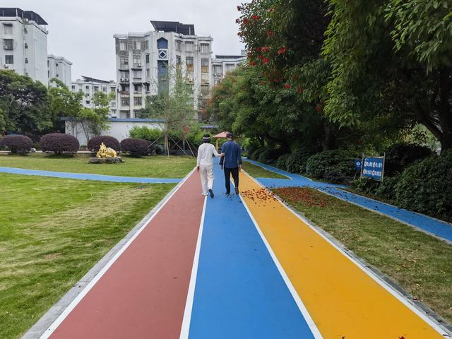 漫步彩虹步道 居民点赞老旧小区改造项目(图2)