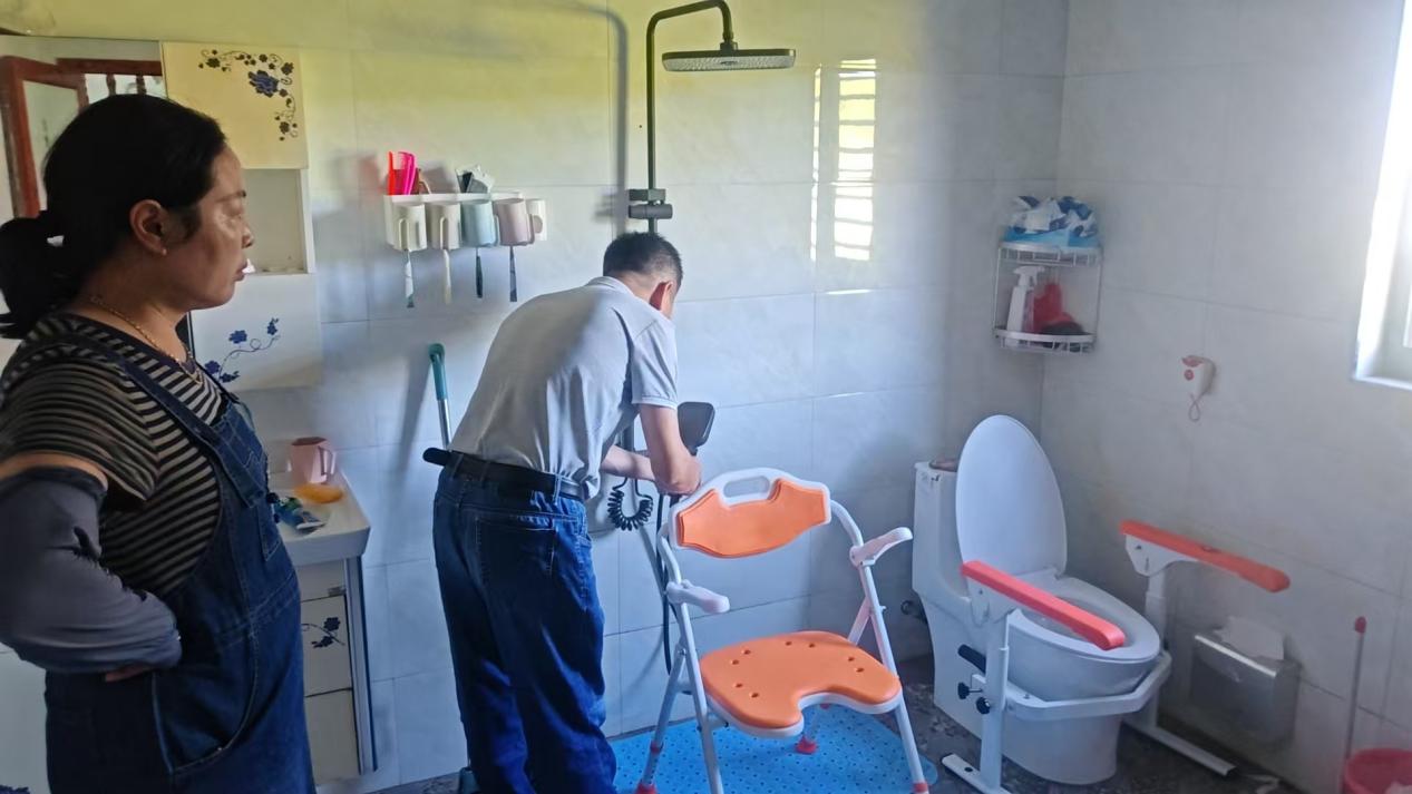 东至县龙泉镇：适老化改造托起老年人“幸福梦”(图1)