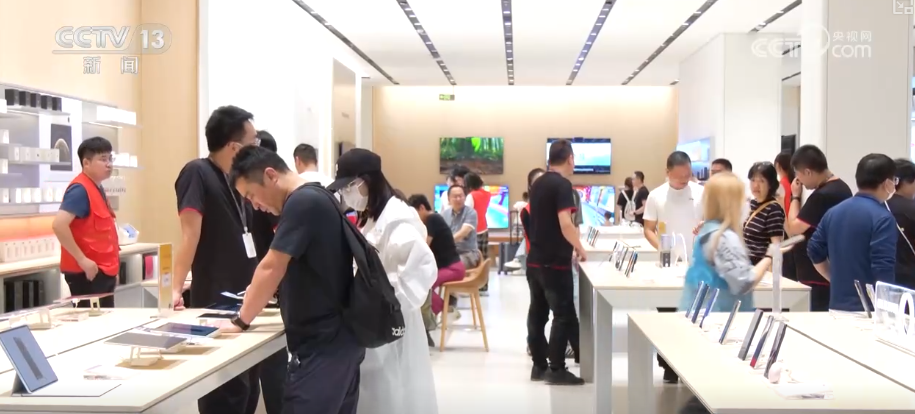 假期消费火热！“国补+折扣+优惠”礼包加码发力激活“金九银十”消费新潜力(图2)