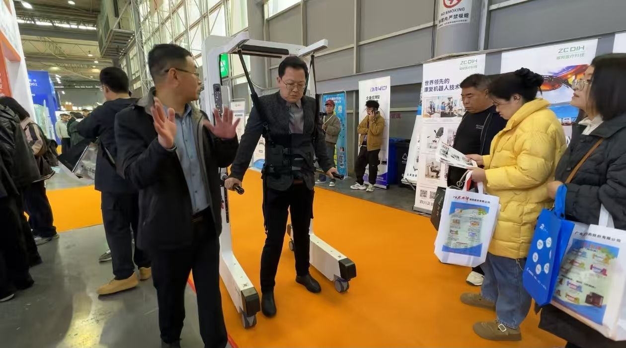 科技+暖心巧思！“老博会”上的适老神器太懂老人了(图2)