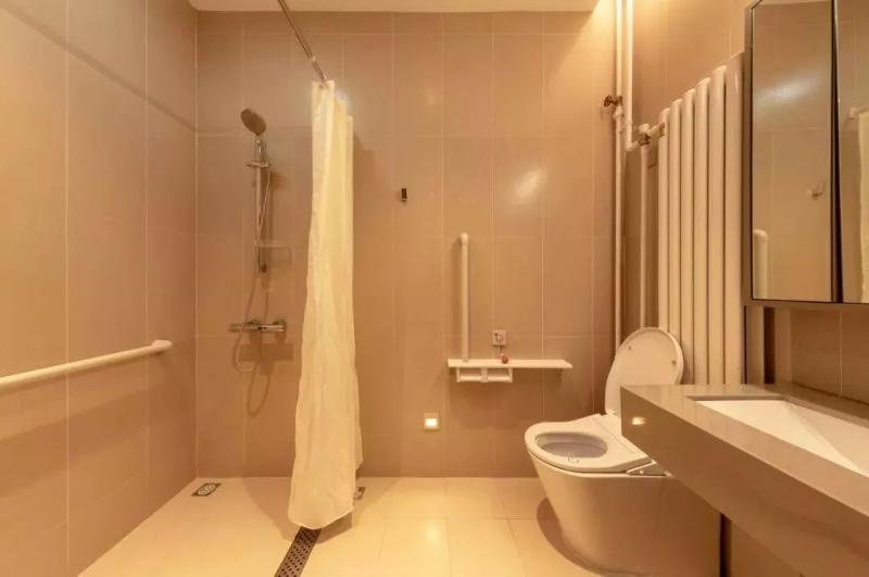 养老院住进一群不交房租的年轻人！(图1)