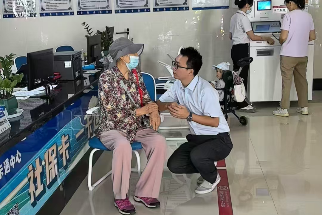 我为群众办实事｜千次上门、万次守护！海南农商银行适老化服务跑出“加速度”(图3)