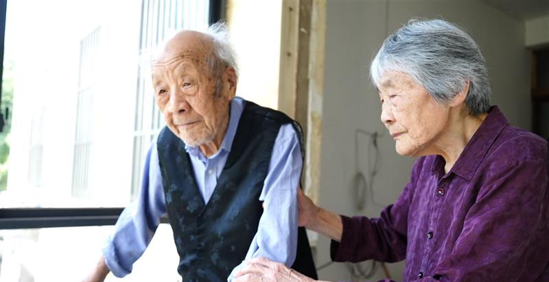 95岁老人圆了“下楼梦”：阜阳市首台老楼加装电梯在阜南正式投用(图1)