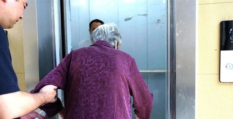 95岁老人圆了“下楼梦”：阜阳市首台老楼加装电梯在阜南正式投用(图6)