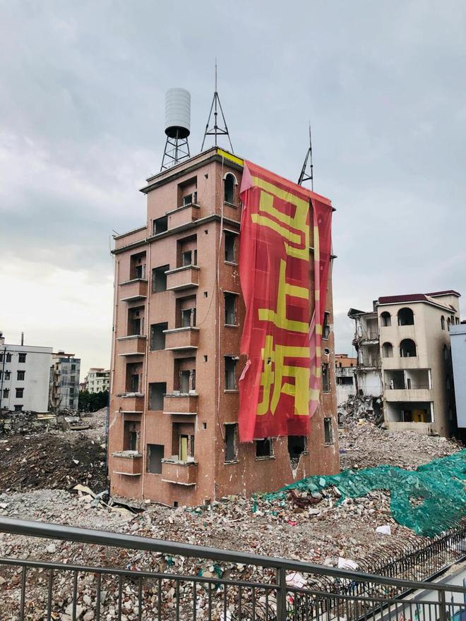 住建部一锤定音！楼龄超24年老房子身价暴涨有人拿了8200万(图1)