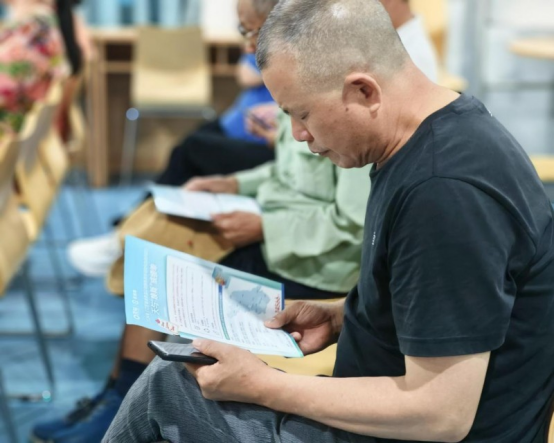 让科技温暖“夕阳红” 南京雨花台区智慧养老服务平台开展适老化改造宣讲(图3)