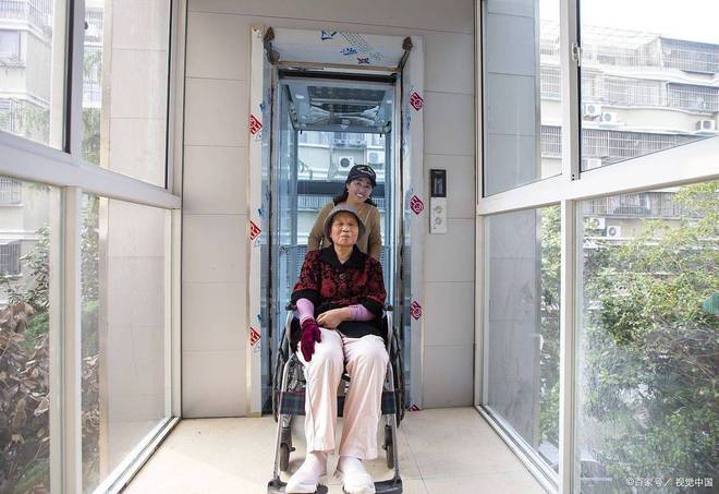 别再吵了！2025年老旧小区加装电梯一律或将这样处理？(图1)