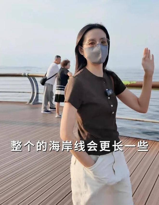 董洁回大连为父母装修房子在路边生吃海胆又白又瘦看不出45岁(图2)