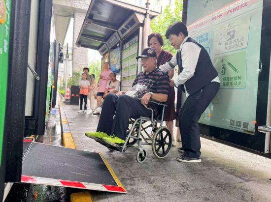 上海交通适老化提升项目让银发族出行更轻松(图3)