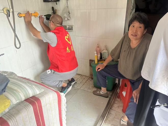 适老改造进家宅 细微关爱护夕阳(图1)