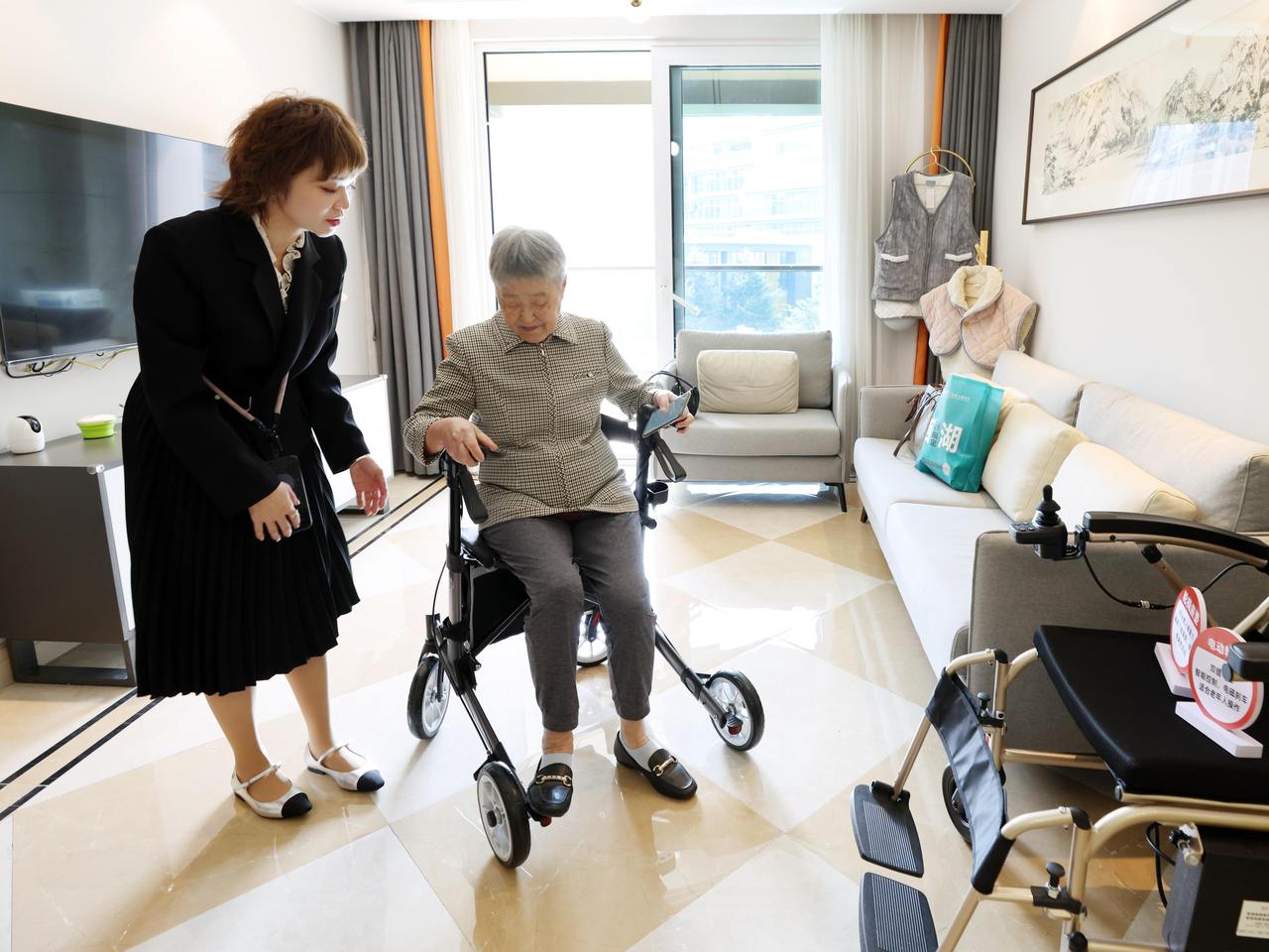 我国完成224万户适老化改造保险业竞相布局银发经济(图1)