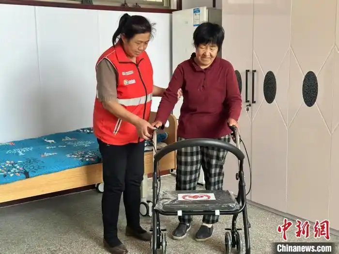 重阳节丨各地探索银发经济新路径 适老化改造暖人心(图1)