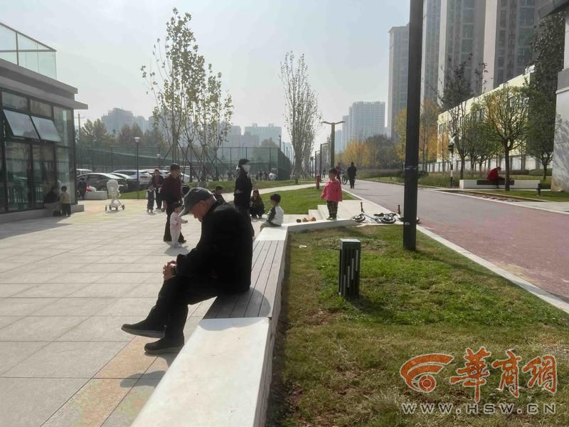 适老化大调研华商报记者走访了12座城市公园 适老化方面这些做得还不错 但还有改进空间(图2)
