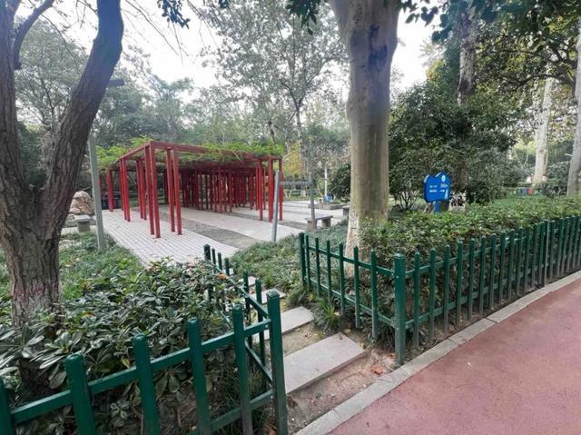 华商报记者走访了12座城市公园适老化方面这些做得还不错但还有改进空间(图10)