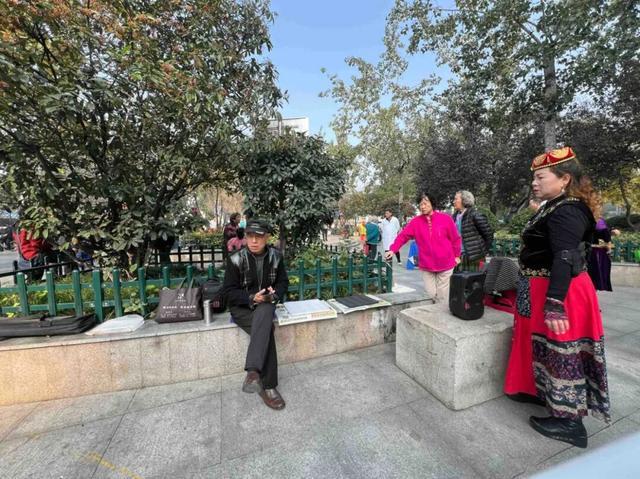 华商报记者走访了12座城市公园适老化方面这些做得还不错但还有改进空间(图14)