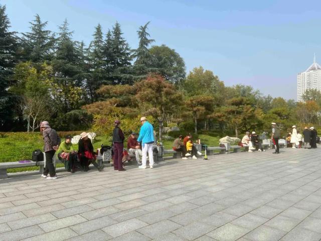 华商报记者走访了12座城市公园适老化方面这些做得还不错但还有改进空间(图16)