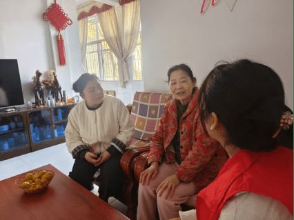 咸安区温泉街道滨河社区：适老化改造入户 构筑宜居新家园(图2)