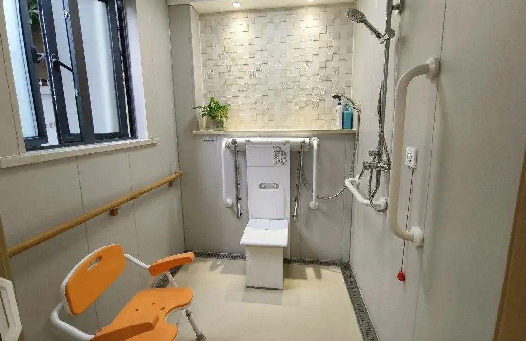 太舒适了！七旬老人花数年改造“适老化”床铺10万网友点赞(图1)