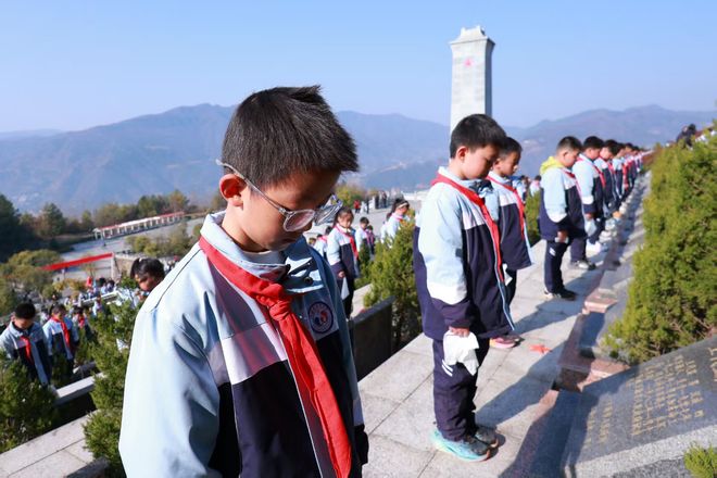 赓续红色血脉 共育时代新人——万源市未来小学走进万源烈士陵园(图2)