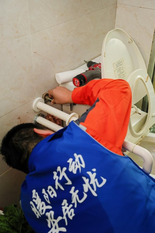 百安居“暖阳行动”社区公益行 以适老化家装改造探索银发居家养老“最优解”(图2)