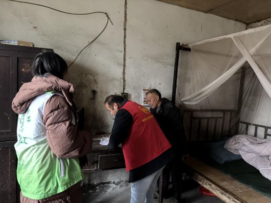 风雨无阻暖民心 群丰镇社工站开展适老化改造评估(图1)