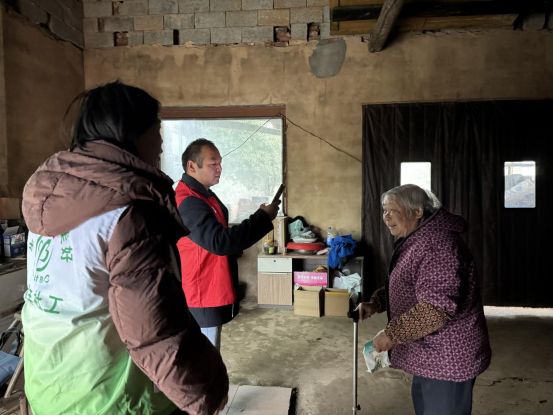 风雨无阻暖民心 群丰镇社工站开展适老化改造评估(图2)