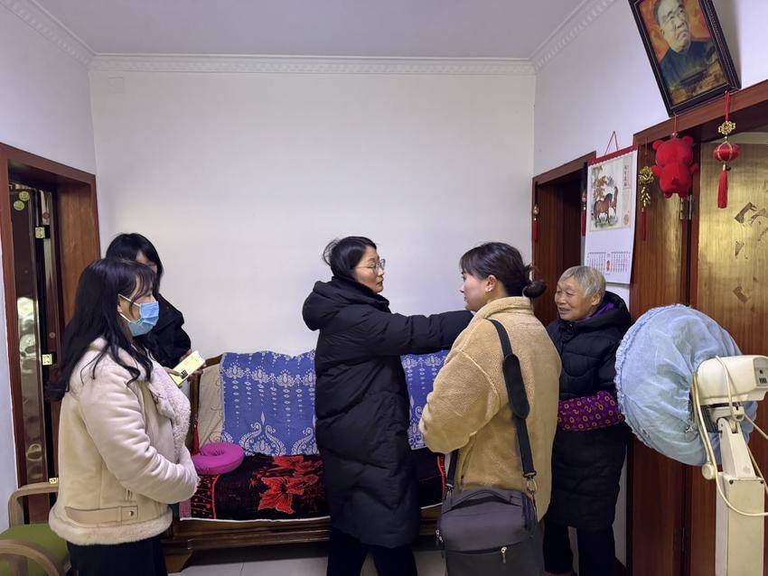 慧苑社区：适老化改造回访 温暖独居老人心(图2)