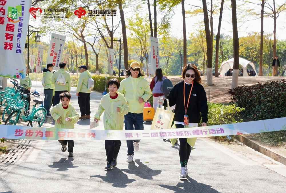 在广州的公园里亲子家庭上了一堂“变老公益课”(图2)