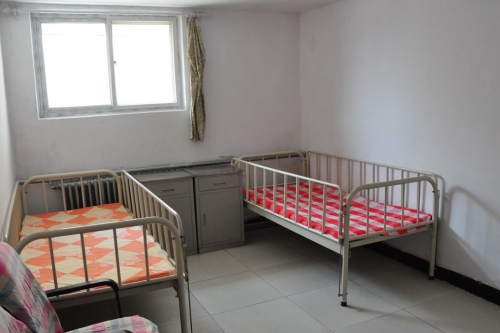 为感谢照顾湘潭一孤寡老人偷偷塞给民警5千元还说要把房子过户给他民警返还(图1)