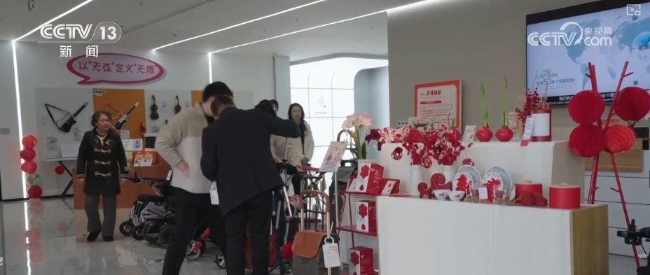 养老“爆款”产品更“轻”更“暖” “硬核”科技给老年人生活添便利(图1)