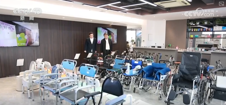 养老“爆款”产品更“轻”更“暖” “硬核”科技给老年人生活添便利(图16)