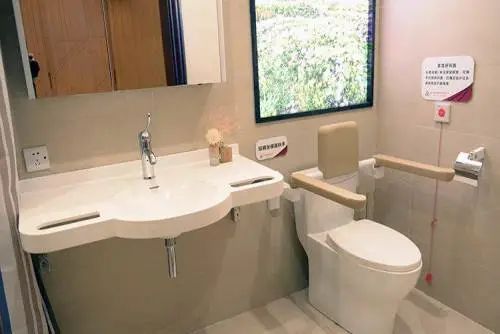 不敢回老家的年轻人接父母来北上广反向过年(图1)